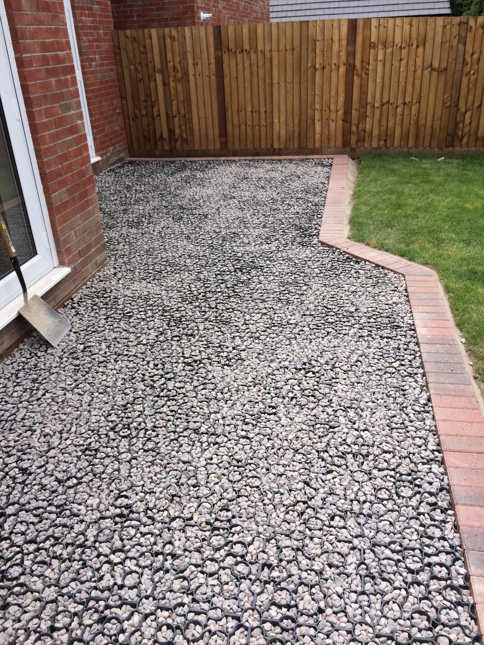 Permeable gravel retention paving